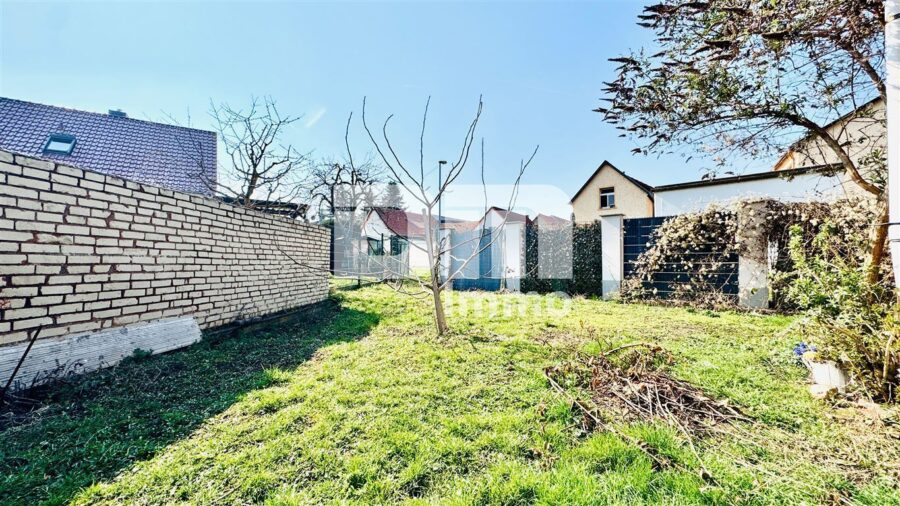 Schönes Wohnhaus mit Doppelgarage, Terrasse und Nebengelass in Traumlage - Gartenbereich